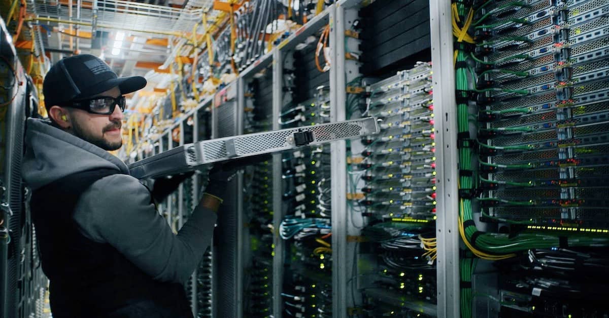 Técnicos atuam em data center após pane na AWS