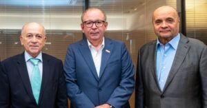 Aroldo Cedraz, Ricardo Cavalcante e Fernando Cirino durante reunião sobre a transformação digital da FIEC