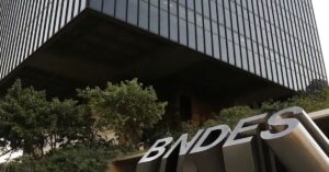 Fachada do BNDES no Rio de Janeiro representa o crédito do BNDES para exportadores afetados pelo tarifaço dos EUA.