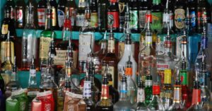 Garrafas de bebidas em bar simbolizam a crise do metanol que reduziu o faturamento dos bares de São Paulo e gerou casos de intoxicação.