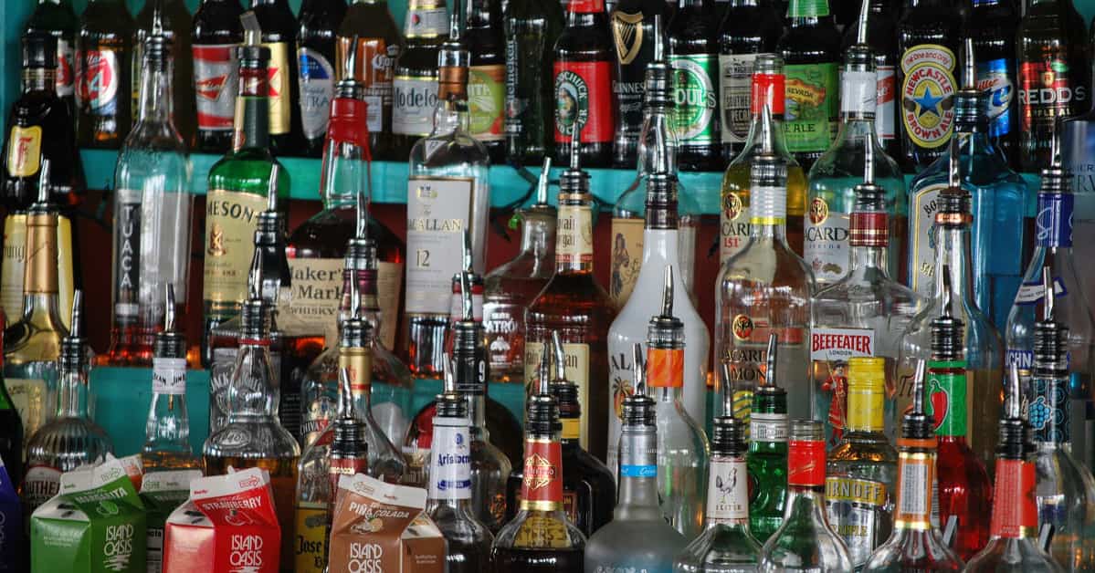 Garrafas de bebidas em bar simbolizam a crise do metanol que reduziu o faturamento dos bares de São Paulo e gerou casos de intoxicação.