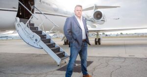 Executivo da BOND em frente a jato particular simboliza nova fase da aviação executiva de luxo