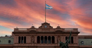 Casa Rosada, sede do Executivo argentino, representando o auxílio dos EUA à Argentina em meio à crise.