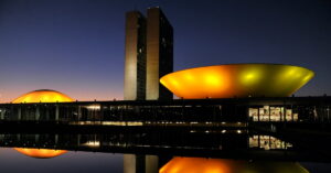 Congresso Nacional iluminado à noite em Brasília, símbolo do impasse político sobre a taxação das bets no Brasil.
