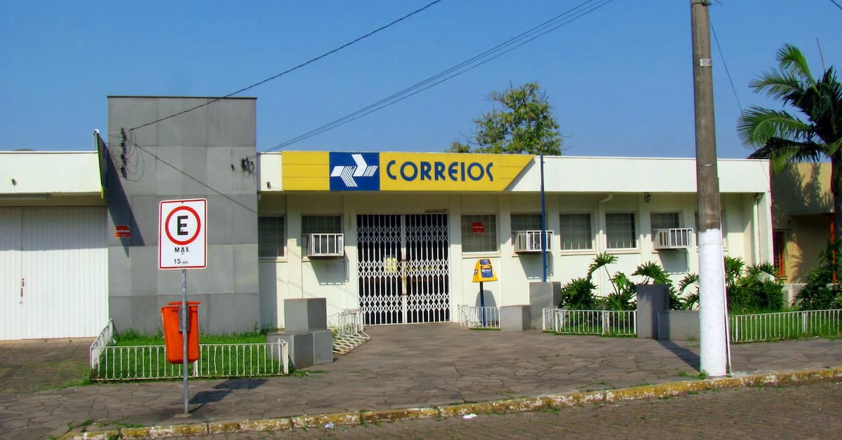 Fachada dos Correios em cidade brasileira ilustra o novo empréstimo dos Correios.
