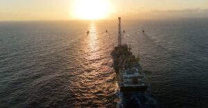 Navio-plataforma da Petrobras no pré-sal ao pôr do sol, símbolo do recorde produtivo no 3T25.