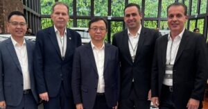 Lançamento da Denza no Brasil com diretores do Grupo Carmais e executivos da BYD