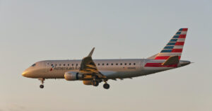 Financiamento do BNDES à Embraer impulsiona exportação de jatos E-175 para companhias aéreas dos Estados Unidos.