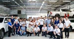 A imagem apresenta alunos, e professores do curso de manutenção automotiva, realizado pelo SENAI Ceará em parceria com Grupo New. Também participaram do evento diretores e representantes das duas instituições.