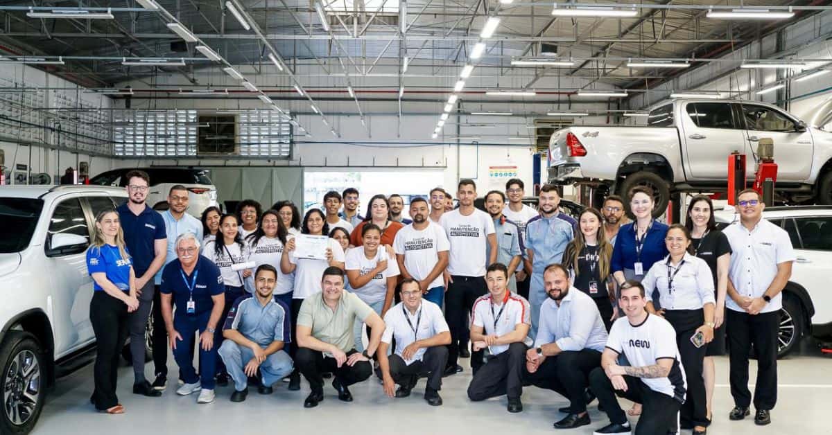 Foto oficial celebrando o encerramento do curso de Manutenção Automotiva