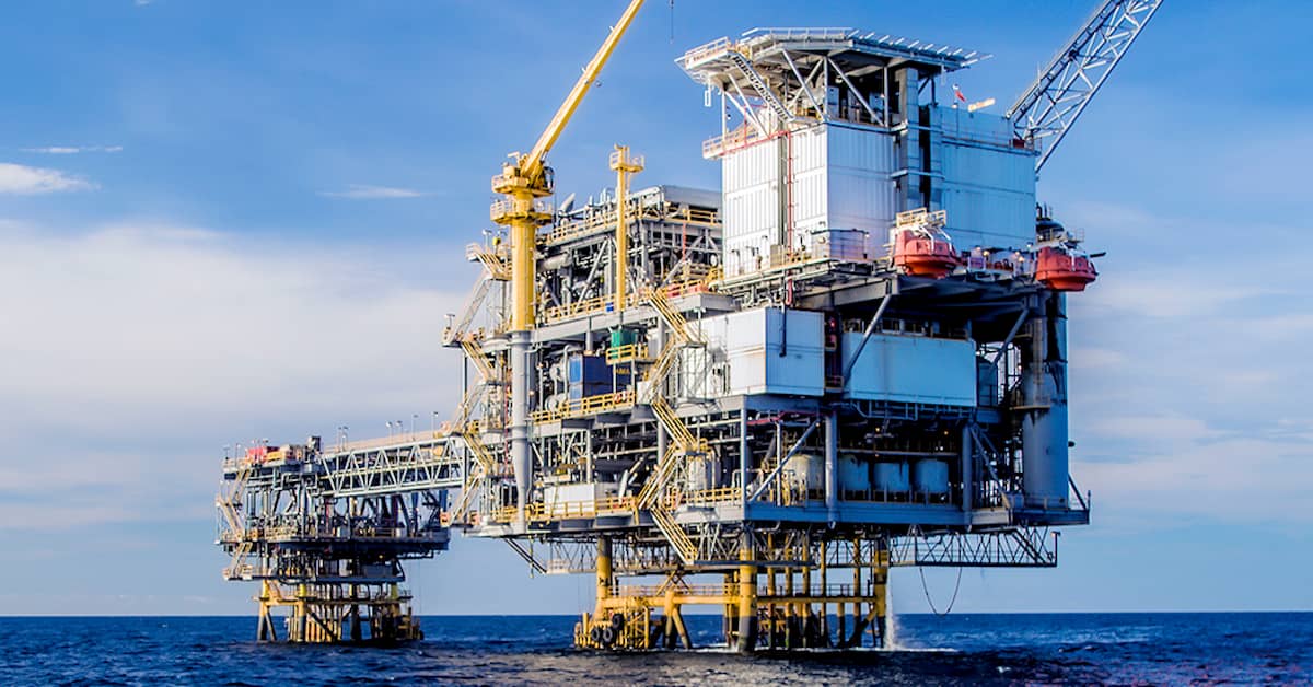 plataforma de extração de petróleo no Mar do Norte representando o Brent e a queda no preço do petróleo registrada em 15/10.