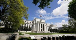 Fachada do Federal Reserve em Washington após anúncio de corte de juros nos EUA.