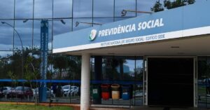 Fachada da sede do Instituto Nacional do Seguro Social (INSS), com a identificação da Previdência Social.