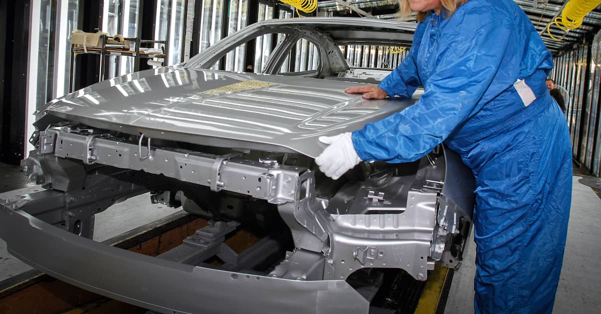 Prejuízo da General Motors ocorre após corte em incentivos à compra de EVs.