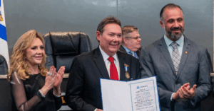 Ivens Dias Branco Jr. recebe a Medalha Boticário Ferreira ao lado de Graça Dias Branco e do vereador Luciano Girão