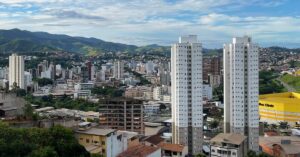 ista urbana com prédios residenciais ilustra impacto do grupo Habitação na inflação de outubro.