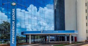 Fachada do INSS em Brasília após suspensão de crédito consignado pelo instituto.