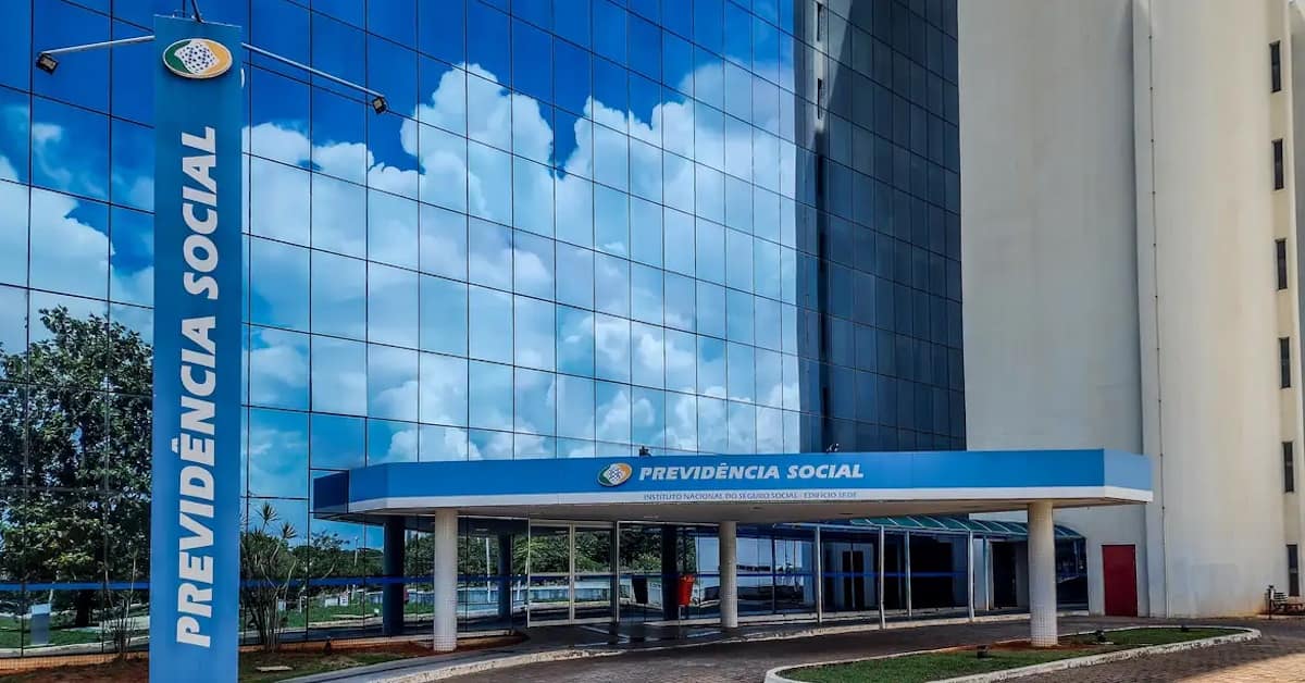 Fachada do INSS em Brasília após suspensão de crédito consignado pelo instituto.
