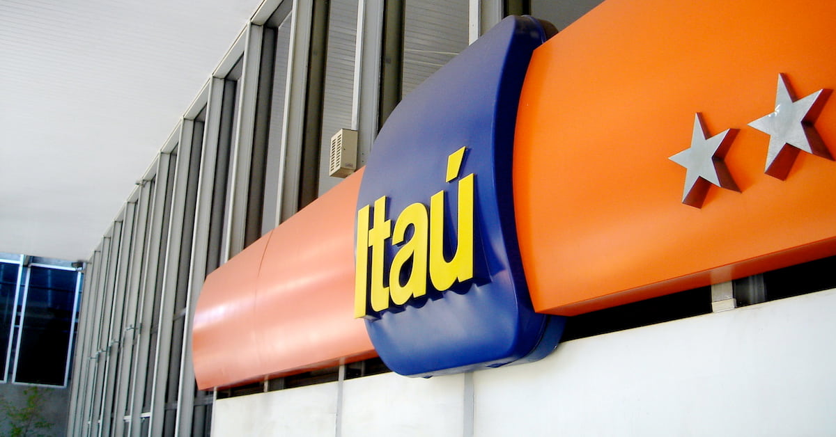 Lucro dos bancos no 3T25 — fachada do Itaú, líder em resultados e rentabilidade no setor bancário brasileiro.