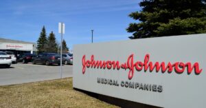 Johnson & Johnson condenada nos EUA a pagar indenização de US$ 966 mi por talco cancerígeno.
