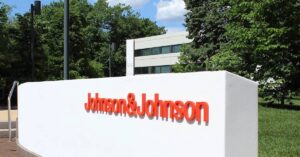 Fachada da sede da Johnson & Johnson nos Estados Unidos, relacionada ao aumento de ações sobre talco cancerígeno.