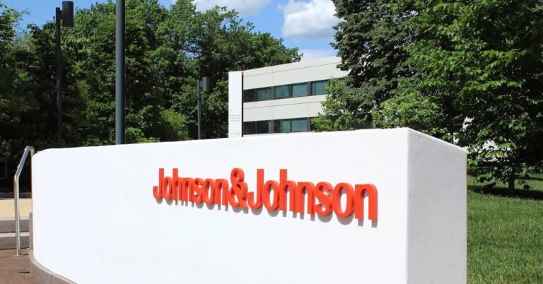 Fachada da sede da Johnson & Johnson nos Estados Unidos, relacionada ao aumento de ações sobre talco cancerígeno.