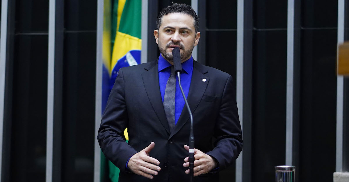 Kiko Celeguim discursa na Câmara durante apresentação do parecer do PL do metanol