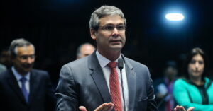 Lindbergh Farias discute no Congresso a proposta do PT para dobrar a taxação das bets após a rejeição da MP dos impostos.