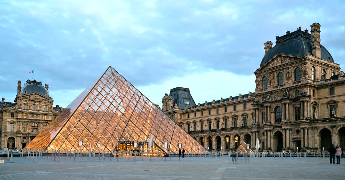 Roubo no Louvre — fachada do Museu do Louvre em Paris, cenário do roubo de joias reais investigado pelas autoridades francesas.