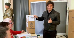 Javier Milei durante as eleições argentinas, em votação que impulsionou os mercados e reforçou a confiança nas reformas econômicas.