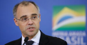 Ministro André Mendonça decretou bloqueio de R$ 389 mi de sindicato por fraude no INSS.