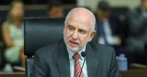 Ministro Benjamin Zymler anuncia decisão do TCU sobre meta fiscal de 2025 e suspensão da exigência de déficit zero.