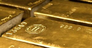 Valor do ouro atinge alta histórica e atrai investidores em meio à incerteza global.