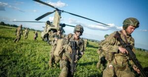 Soldados ucranianos durante missão militar, em meio às negociações do plano de paz para a Ucrânia.