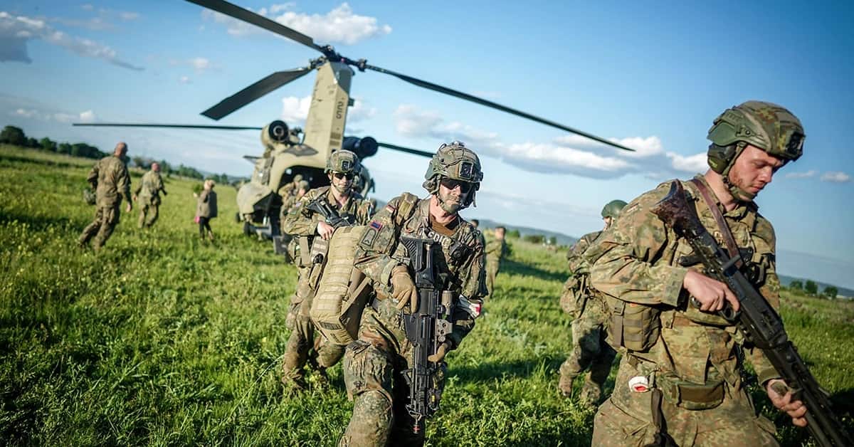Soldados ucranianos durante missão militar, em meio às negociações do plano de paz para a Ucrânia.
