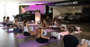 Convidadas participam do evento Porsche Wellness & Yoga no Porsche Center Fortaleza