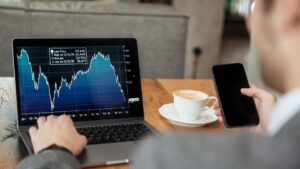 Investidor observa gráficos de queda representando prejuízo com COE