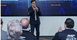 Professor conduz palestra sobre IA durante o Programa de Educação Executiva Internacional da FIEC em Hong Kong.