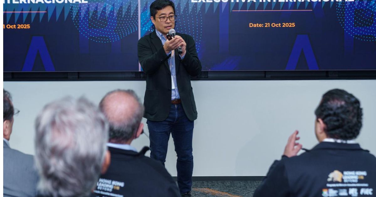 Professor conduz palestra sobre IA durante o Programa de Educação Executiva Internacional da FIEC em Hong Kong.