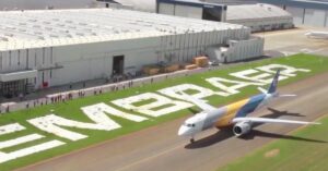Projeções da Embraer para 2025 indicam alta nas entregas de aeronaves comerciais e executivas.