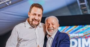 Quem é Guilherme Boulos, novo ministro-chefe da Secretaria-Geral da Presidência, ao lado do presidente Luiz Inácio Lula da Silva.