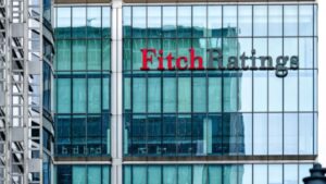 A agência Fitch Ratings alertou que cerca de 10% das empresas avaliadas no país podem ter dificuldades de refinanciamento até 2026.