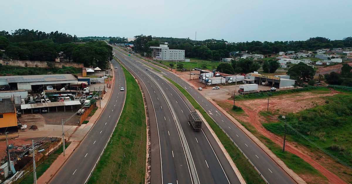 Concessões rodoviárias no PR com 433 km vencidas pela Pátria Investimentos em leilão com deságio de 23,83% sobre a tarifa básica de pedágio.