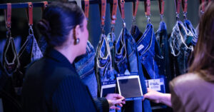 Profissionais observam novas coleções de tecidos durante o Blue Day da Santana Textiles