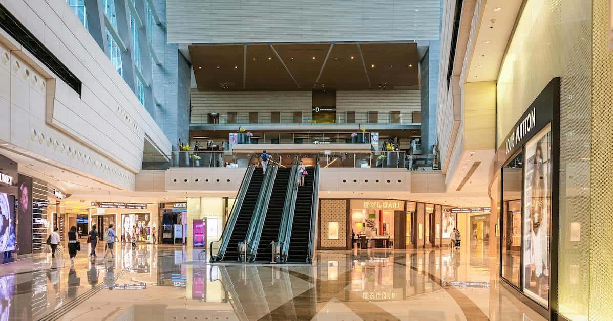 Interior de shopping center com movimento de consumidores, representando a previsão de R$ 4,2 bilhões em vendas no Dia das Crianças de 2025.