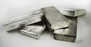 Preço da prata em alta recorde impulsionado pela demanda industrial e energia limpa.