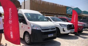 Van Toyota Hiace em evento de apresentação ao lado de modelos Hilux