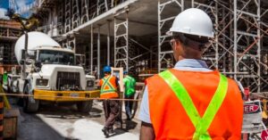 Trabalhadores em canteiro de obras simbolizam a confiança do trabalhador medida pela FGV no mercado de trabalho brasileiro.