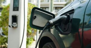 Carros elétricos em carregamento, símbolo do crescimento global das vendas