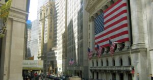 Fachada da Bolsa de Nova York simbolizando a alta de Wall Street e o recorde histórico dos índices americanos.